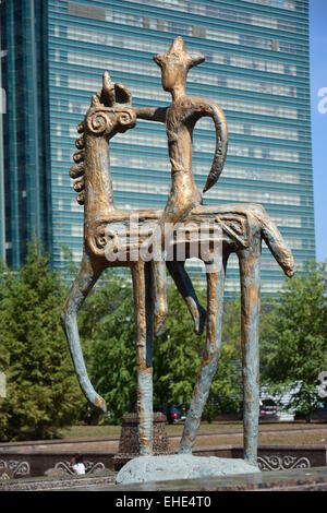 Statue de bronze au style abstrait avec un cavalier à cheval - dans la rue d'Astana, Kazakhstan Banque D'Images