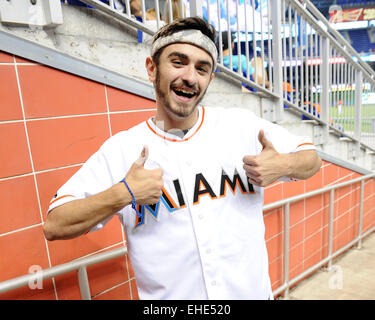 Ricky Urbeda, vainqueur de 'So You Think You Can Dance - Saison 11' lance la première balle de cérémonie pour la Floride Marlins v Saison 2001 match au parc à Miami Marlins comprend : Ricky Urbeda Où : Miami, Florida, United States Quand : 07 mai 2014 Banque D'Images