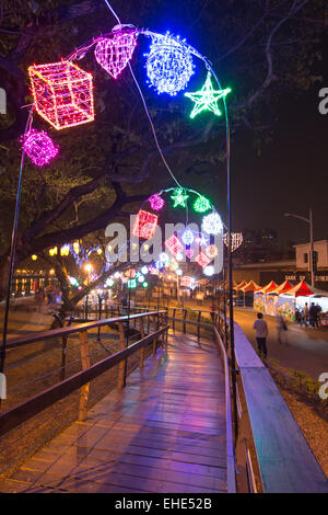 Kaohsiung, Taiwan, le 23 février 2015 : Les organisateurs du festival à Kaohsiung, Taïwan par le Love River. Banque D'Images