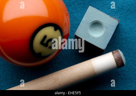 Boule de billard, queue et chalk Banque D'Images