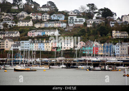 Maisons colorées à Kingswear, donnant sur la rivière Dart de Dartmouth, Devon UK Banque D'Images