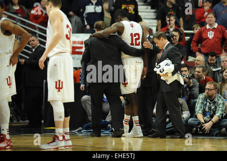 Chicago, Illinois, USA. 12Th Mar, 2015. Indiana Hoosiers avant Hanner Mosquera-Perea (12) est assisté de la cour dans la seconde moitié au cours de la Big Ten 2015 Men's Basketball Tournament match entre le nord-ouest et de l'Indiana Hoosiers Wildcats au United Center de Chicago, IL. Patrick Gorski/CSM/Alamy Live News Banque D'Images
