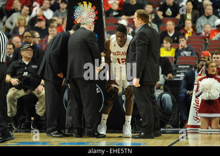 Chicago, Illinois, USA. 12Th Mar, 2015. Indiana Hoosiers avant Hanner Mosquera-Perea (12) se lève après s'être renversé dans la deuxième moitié au cours de la Big Ten 2015 Men's Basketball Tournament match entre le nord-ouest et de l'Indiana Hoosiers Wildcats au United Center de Chicago, IL. Patrick Gorski/CSM/Alamy Live News Banque D'Images