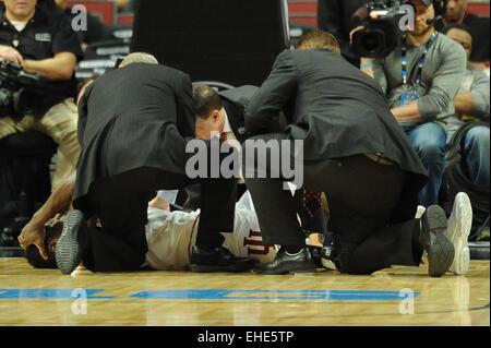 Chicago, Illinois, USA. 12Th Mar, 2015. Indiana Hoosiers avant Hanner Mosquera-Perea (12) jette sur le terrain après avoir été blessé dans la seconde moitié au cours de la Big Ten 2015 Men's Basketball Tournament match entre le nord-ouest et de l'Indiana Hoosiers Wildcats au United Center de Chicago, IL. Patrick Gorski/CSM/Alamy Live News Banque D'Images