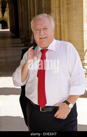 Le Dr Michael Häupl, Maire et Gouverneur de Vienne, l'Autriche à l'avant place de l'Hôtel de ville de Vienne Banque D'Images