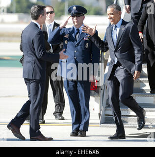 Los Angeles, Californie, USA. 12Th Mar, 2015. Le président Barack Obama, accompagné par le sénateur américain Barbara Boxer et le membre du Congrès américain Ted Leiu, est arrivé à bord d'Air Force One juste après 4 h le jeudi après-midi. Obama est descendu les escaliers et a été accueilli par le maire de Los Angeles Eric Garcetti avec une poignée de main et une accolade. Après avoir dit au revoir à boxer et Leiu, Garcetti marchait avec Obama à bord d'un marin en route vers l'aéroport de Burbank où le président continuera sur d'un aspect sur le Jimmy Kimmel Live ! Montrer à Hollywood. Crédit : David Bro/ZUMA/Alamy Fil Live News Banque D'Images