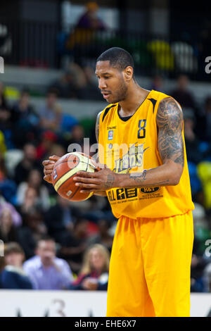 Londres, Royaume-Uni. 12 mars 2015. Londres a appelé l'acteur Lions Sullivan se concentre avant un coup franc pendant le match de championnat BBL contre Manchester Giants à l'Arène de cuivre dans le parc olympique. Les Lions Londres 86-73 win Banque D'Images