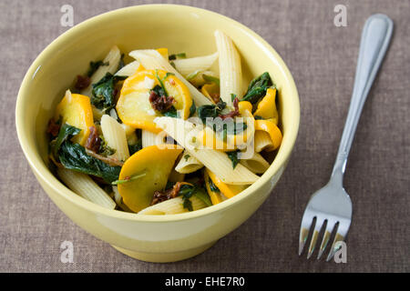 Gemüse Nudelsalat - Salade de pâtes Légumes Banque D'Images