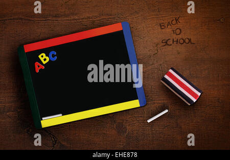 Tableau de l'enfant avec la gomme sur le vieux bureau Banque D'Images