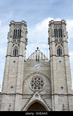 La façade du xixe siècle de la cathédrale Saint Vincent à Chalon-safe-Saône, en Bourgogne. La France. Banque D'Images