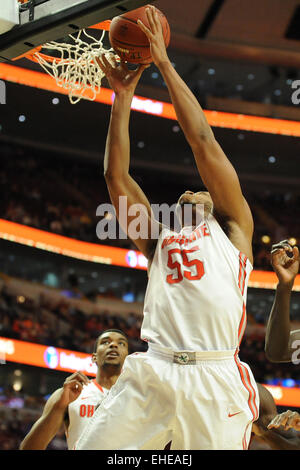 Chicago, Illinois, USA. 12Th Mar, 2015. Ohio State Buckeyes Trey McDonald (55 centre) rebondit au premier semestre 2015 au cours du grand tournoi de basket-ball de dix hommes match entre les Minnesota Golden Gophers et l'Ohio State Buckeyes au United Center de Chicago, IL. Patrick Gorski/CSM/Alamy Live News Banque D'Images