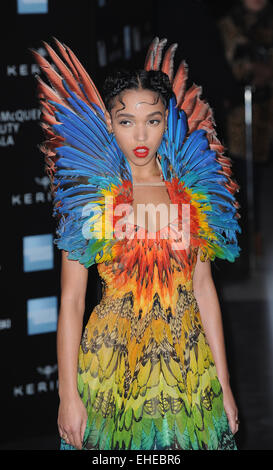 London, UK, UK. 12Th Mar, 2015. FKATwigs assiste à l'Alexander McQueen Savage Beauty Fashion Gala au Victoria and Albert Museum. Credit : Ferdaus Shamim/ZUMA/Alamy Fil Live News Banque D'Images