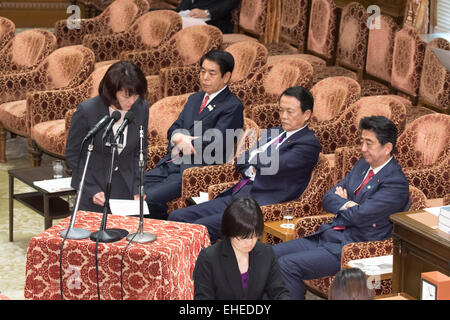 Tokyo, Japon. 12Th Mar, 2015. Yuko Nakagawa, vice-ministre de l'agriculture et de la parlementaire veuve de l'ancien ministre des Finances, Shoichi Nakagawa, participe à une audience du comité budgétaire de la chambre basse comme témoin à Tokyo, le jeudi 12 mars, 2015. Nakagawa a été photographié embrassant un législateur mariés en public. Des rumeurs circulent sur la paire a commencé à l'aide d'une chambre inoccupée le parlement pour leurs réunions illicites. Credit : AFLO/Alamy Live News Banque D'Images