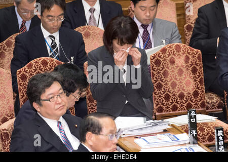 Tokyo, Japon. 12Th Mar, 2015. Yuko Nakagawa, vice-ministre de l'agriculture et de la parlementaire veuve de l'ancien ministre des Finances, Shoichi Nakagawa, participe à une audience du comité budgétaire de la chambre basse comme témoin à Tokyo, le jeudi 12 mars, 2015. Nakagawa a été photographié embrassant un législateur mariés en public. Des rumeurs circulent sur la paire a commencé à l'aide d'une chambre inoccupée le parlement pour leurs réunions illicites. Credit : AFLO/Alamy Live News Banque D'Images