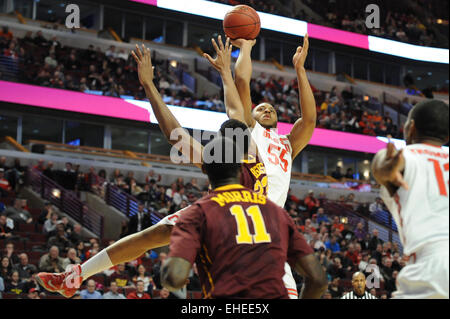 12 mars 2015 : Centre de l'Ohio State Buckeyes McDonald Trey (55) va jusqu'à un coup de feu dans le second semestre 2015 au cours du grand tournoi de basket-ball de dix hommes match entre les Minnesota Golden Gophers et l'Ohio State Buckeyes au United Center de Chicago, IL. Ohio State a gagné 79-73 au Minnesota. Patrick Gorski/CSM Banque D'Images