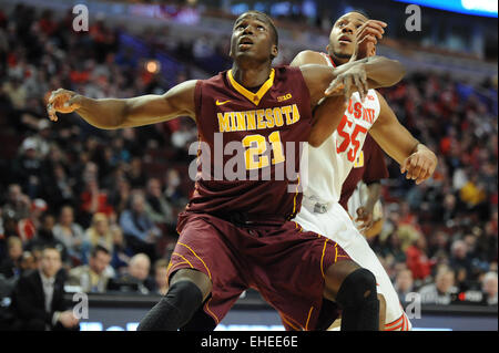 12 mars 2015 : Minnesota Golden Gophers Bakary Konate centre (21) bloque l'Ohio State Buckeyes Trey centre McDonald (55) dans le deuxième semestre 2015 au cours du grand tournoi de basket-ball de dix hommes match entre les Minnesota Golden Gophers et l'Ohio State Buckeyes au United Center de Chicago, IL. Ohio State a gagné 79-73 au Minnesota. Patrick Gorski/CSM Banque D'Images