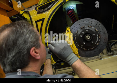 Stuttgart-Zuffenhausen, Allemagne. Mar 10, 2015. Un employé est en train de faire l'inspection visuelle d'une Porsche 911 GT3 dans une usine hall de la Porsche de production à Stuttgart-Zuffenhausen, Allemagne, 10 mars 2015. L'équilibre de l'entreprise conférence de presse aura lieu le 13 mars. Photo : MARIJAN MURAT/dpa/Alamy Live News Banque D'Images