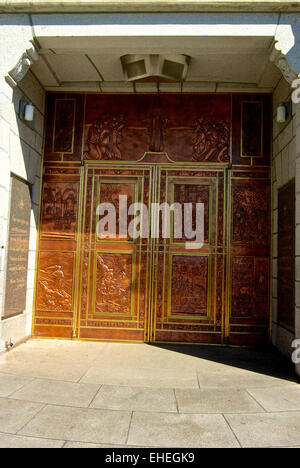 Portes d'art cuivres Albert Gilles artiste Ste Anne de Beaupre Cathédrale Château-Richer, QC Banque D'Images