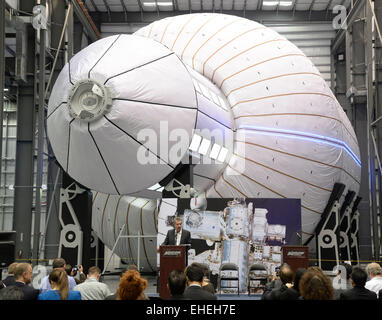 Las Vegas NV, USA. 12Th Mar, 2015. Robert Bigelow, président et fondateur de Bigelow Aerospace parle du module faisceau lors d'une conférence de presse jeudi. La démonstration de la technologie de l'habitat espace extensible prend en charge à long terme de la NASA, des objectifs d'exploration sur son voyage vers Mars, dont l'agence de développement d'un espace profond pour les droits de l'habitat missions au-delà de l'orbite de la terre.Le faisceau est prévue pour le lancement en septembre de cette année à bord de la huitième mission de ravitaillement en marchandises SpaceX pour la gare et être installé sur le port à l'arrière de la station spatiale internationale La tranquillité du nœud. Photo par Gene Banque D'Images