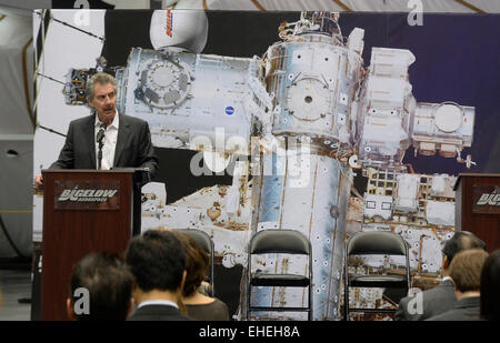 Las Vegas NV, USA. 12Th Mar, 2015. Robert Bigelow, président et fondateur de Bigelow Aerospace parle du module faisceau lors d'une conférence de presse jeudi. La démonstration de la technologie de l'habitat espace extensible prend en charge à long terme de la NASA, des objectifs d'exploration sur son voyage vers Mars, dont l'agence de développement d'un espace profond pour les droits de l'habitat missions au-delà de l'orbite de la terre.Le faisceau est prévue pour le lancement en septembre de cette année à bord de la huitième mission de ravitaillement en marchandises SpaceX pour la gare et être installé sur le port à l'arrière de la station spatiale internationale La tranquillité du nœud. Photo par Gene Banque D'Images