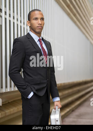 Businessman with aluminium aluminium Zero Halliburton Porte-documents Banque D'Images