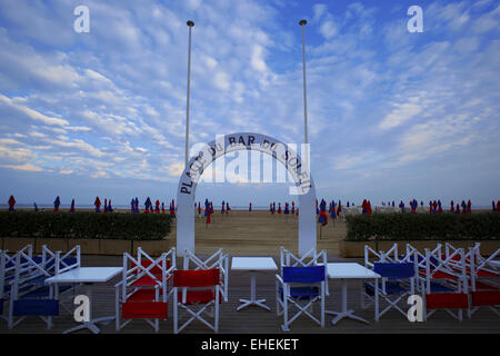 La plage de Deauville, Normandie, France Banque D'Images