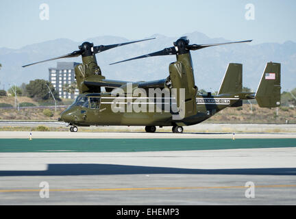 Los Angeles, Californie, USA. 12Th Mar, 2015. Plusieurs MV-22B Balbuzard, fabriqué par Boeing, à partir de la Marine Corps HMX-1 escadron d'accompagner Marine One dans un rôle de soutien de l'utilitaire avec le président Obama's March 12, 2015 L'arrivée à l'Aéroport International de Los Angeles. L'Osprey, un rotor basculant, a la capacité de fonctionner comme un hélicoptère ainsi que d'effectuer un peu comme un turbopropulseur. Le Marine Corps' HMX-1e escadron a servi de transport de VIP et l'élection présidentielle depuis 1947.-------un Balbuzard taxis en bas de la ligne de vol à LAX le jeudi après-midi. (Crédit Image : © David Br Banque D'Images