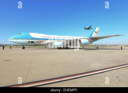 Los Angeles, Californie, USA. 12Th Mar, 2015. Plusieurs MV-22B Balbuzard, fabriqué par Boeing, à partir de la Marine Corps HMX-1 escadron d'accompagner Marine One dans un rôle de soutien de l'utilitaire avec le président Obama's March 12, 2015 L'arrivée à l'Aéroport International de Los Angeles. L'Osprey, un rotor basculant, a la capacité de fonctionner comme un hélicoptère ainsi que d'effectuer un peu comme un turbopropulseur. Le Marine Corps' HMX-1e escadron a servi de transport de VIP et l'élection présidentielle depuis 1947.-------un balbuzard pêcheur peut être vu comme il prend le long de la ligne de vol derrière une voiture garée à l'Air Force One Banque D'Images