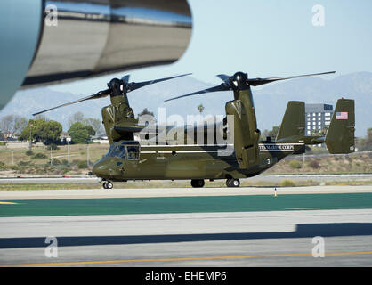 Los Angeles, Californie, USA. 12Th Mar, 2015. Plusieurs MV-22B Balbuzard, fabriqué par Boeing, à partir de la Marine Corps HMX-1 escadron d'accompagner Marine One dans un rôle de soutien de l'utilitaire avec le président Obama's March 12, 2015 L'arrivée à l'Aéroport International de Los Angeles. L'Osprey, un rotor basculant, a la capacité de fonctionner comme un hélicoptère ainsi que d'effectuer un peu comme un turbopropulseur. Le Marine Corps' HMX-1e escadron a servi de transport de VIP et l'élection présidentielle depuis 1947.-------un Balbuzard taxis en bas de la ligne de vol à LAX le jeudi après-midi. (Crédit Image : © David Br Banque D'Images