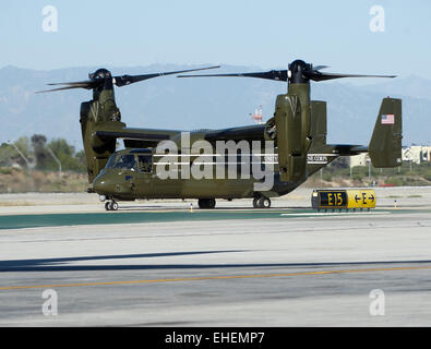 Los Angeles, Californie, USA. 12Th Mar, 2015. Plusieurs MV-22B Balbuzard, fabriqué par Boeing, à partir de la Marine Corps HMX-1 escadron d'accompagner Marine One dans un rôle de soutien de l'utilitaire avec le président Obama's March 12, 2015 L'arrivée à l'Aéroport International de Los Angeles. L'Osprey, un rotor basculant, a la capacité de fonctionner comme un hélicoptère ainsi que d'effectuer un peu comme un turbopropulseur. Le Marine Corps' HMX-1e escadron a servi de transport de VIP et l'élection présidentielle depuis 1947.-------un Balbuzard taxis en bas de la ligne de vol à LAX le jeudi après-midi. (Crédit Image : © David Br Banque D'Images