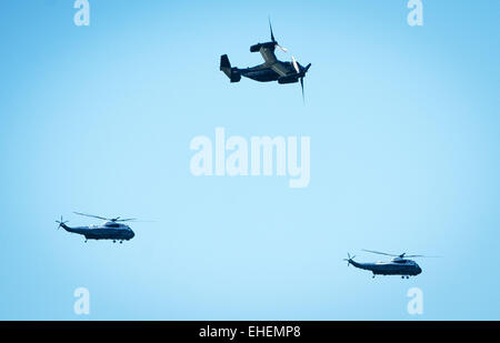 Los Angeles, Californie, USA. 12Th Mar, 2015. Plusieurs MV-22B Balbuzard, fabriqué par Boeing, à partir de la Marine Corps HMX-1 escadron d'accompagner Marine One dans un rôle de soutien de l'utilitaire avec le président Obama's March 12, 2015 L'arrivée à l'Aéroport International de Los Angeles. L'Osprey, un rotor basculant, a la capacité de fonctionner comme un hélicoptère ainsi que d'effectuer un peu comme un turbopropulseur. Le Marine Corps' HMX-1e escadron a servi de transport de VIP et l'élection présidentielle depuis 1947.-------Un HMX-1 Osprey mouches et au-dessus deux Marine One VH-3D Sea King le jeudi. (Crédit Imag Banque D'Images