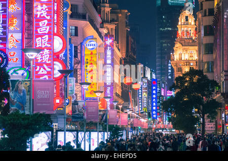 Shanghai East Nanjing Road foule dans la nuit, l'un de la rue en Chine. Banque D'Images