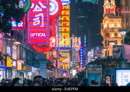 Shanghai East Nanjing Road foule dans la nuit, l'un de la rue en Chine. Banque D'Images