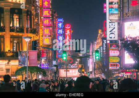 Shanghai East Nanjing Road foule dans la nuit, l'un de la rue en Chine. Banque D'Images