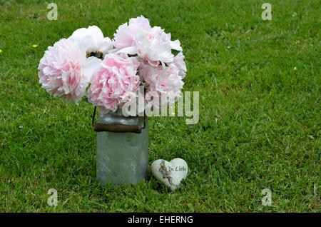 L'amour jardin de pivoines fleurs shabby chic Banque D'Images