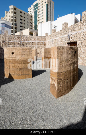 Installation artistique de Damian Ortega appelé 'Parler' à Mur 2015 Biennale de Sharjah art festival à Sharjah Emirats Arabes Unis Banque D'Images