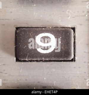 Ancien bouton caoutchouté sale et poussiéreux avec nombre écrit sur elle, partie d'une ancienne calculatrice. Banque D'Images