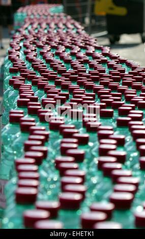 Une rangée de bouteilles remplies d'eau Banque D'Images
