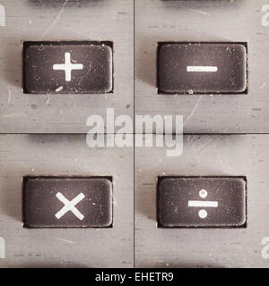 Ensemble d'opérations mathématiques de base, des boutons d'une vieille calculatrice. Banque D'Images