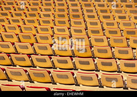 De nombreuses rangées de sièges dans un stade. Banque D'Images