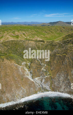 Côte raide près de Ohariu Valley, Wellington, Île du Nord, Nouvelle-Zélande - vue aérienne Banque D'Images