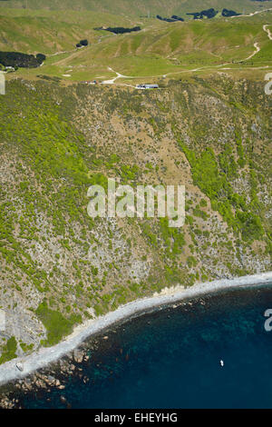 Côte raide et Boomrock cliff-top luxury Lodge, près de Ohariu Valley, Wellington, Île du Nord, Nouvelle-Zélande - vue aérienne Banque D'Images
