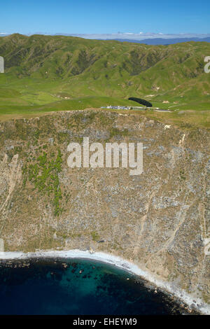 Côte raide et Boomrock cliff-top luxury Lodge, près de Ohariu Valley, Wellington, Île du Nord, Nouvelle-Zélande - vue aérienne Banque D'Images