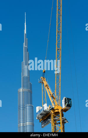 Burj Khalifa et crane at construction site à Dubaï Émirats Arabes Unis Banque D'Images