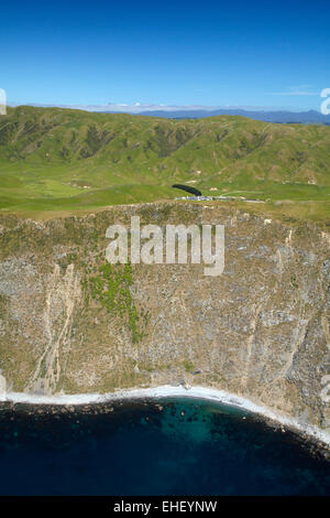 Côte raide et Boomrock cliff-top luxury Lodge, près de Ohariu Valley, Wellington, Île du Nord, Nouvelle-Zélande - vue aérienne Banque D'Images