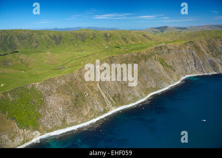 Côte raide et Boomrock cliff-top luxury Lodge, près de Ohariu Valley, Wellington, Île du Nord, Nouvelle-Zélande - vue aérienne Banque D'Images