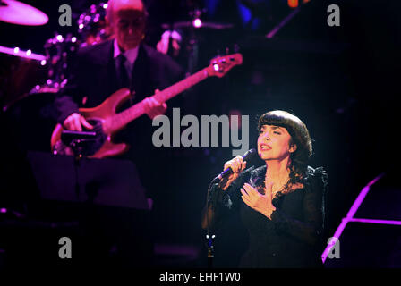 Füssen, Allemagne. 12Th Mar, 2015. La chanteuse française Mireille Mathieu joue sur la scène dans le cadre de sa tournée célèbre son 50e anniversaire lors de la scène de la salle de concert Festspielhaus dans Füssen, Allemagne, 12 mars 2015. Photo : Karl-Josef Opim /afp/Alamy Live News Banque D'Images