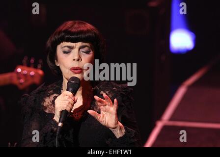 Füssen, Allemagne. 12Th Mar, 2015. La chanteuse française Mireille Mathieu joue sur la scène dans le cadre de sa tournée célèbre son 50e anniversaire lors de la scène de la salle de concert Festspielhaus dans Füssen, Allemagne, 12 mars 2015. Photo : Karl-Josef Opim /afp/Alamy Live News Banque D'Images