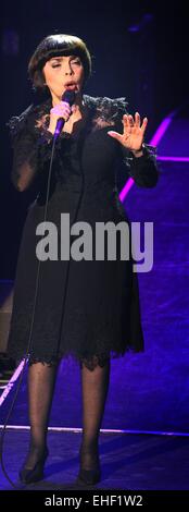 Füssen, Allemagne. 12Th Mar, 2015. La chanteuse française Mireille Mathieu joue sur la scène dans le cadre de sa tournée célèbre son 50e anniversaire lors de la scène de la salle de concert Festspielhaus dans Füssen, Allemagne, 12 mars 2015. Photo : Karl-Josef Opim /afp/Alamy Live News Banque D'Images