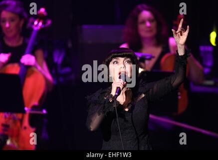 Füssen, Allemagne. 12Th Mar, 2015. La chanteuse française Mireille Mathieu joue sur la scène dans le cadre de sa tournée célèbre son 50e anniversaire lors de la scène de la salle de concert Festspielhaus dans Füssen, Allemagne, 12 mars 2015. Photo : Karl-Josef Opim /afp/Alamy Live News Banque D'Images